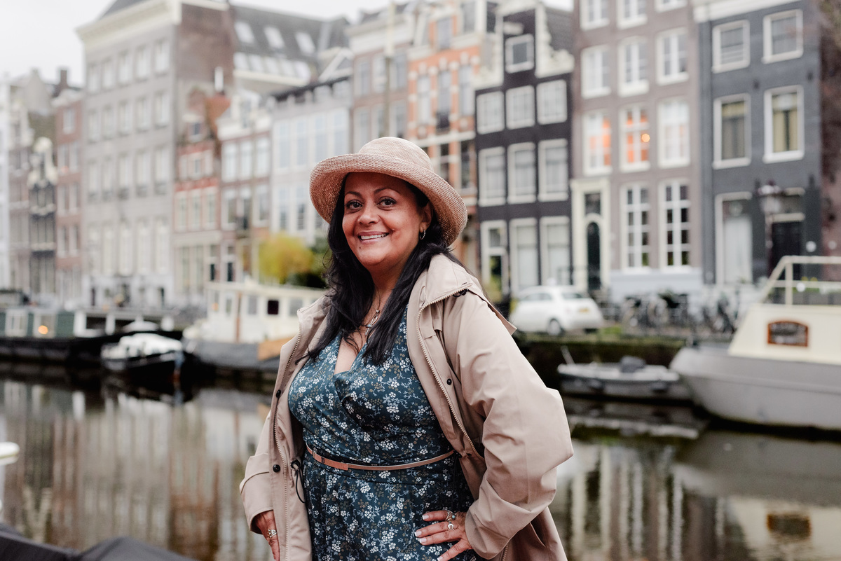 Vacation photographer in Amsterdam making a photo session of a travel agent in the canals and bridges of the city center of Amsterdam. This was a branding photo session made for Flytographer