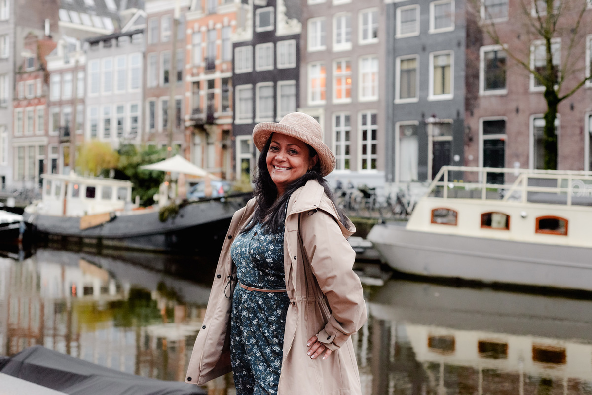 Vacation photographer in Amsterdam making a photo session of a travel agent in the canals and bridges of the city center of Amsterdam. This was a branding photo session made for Flytographer
