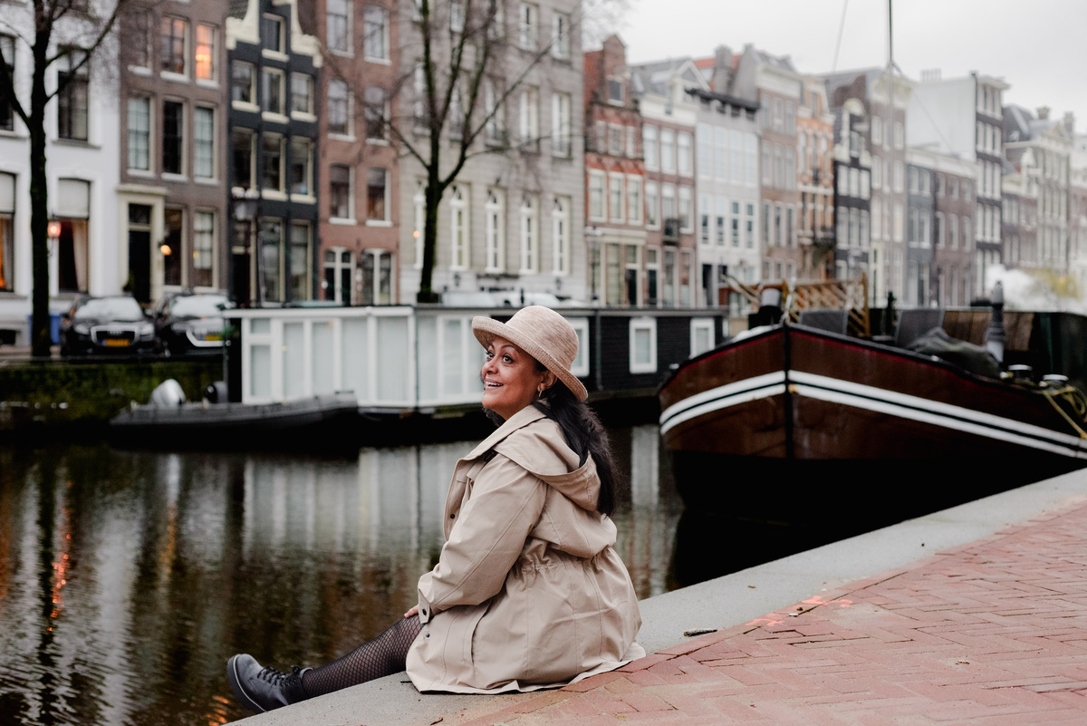 Vacation photographer in Amsterdam making a photo session of a travel agent in the canals and bridges of the city center of Amsterdam. This was a branding photo session made for Flytographer