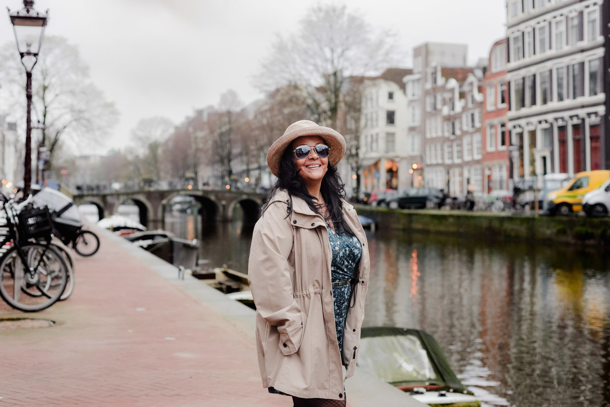 Vacation photographer in Amsterdam making a photo session of a travel agent in the canals and bridges of the city center of Amsterdam. This was a branding photo session made for Flytographer