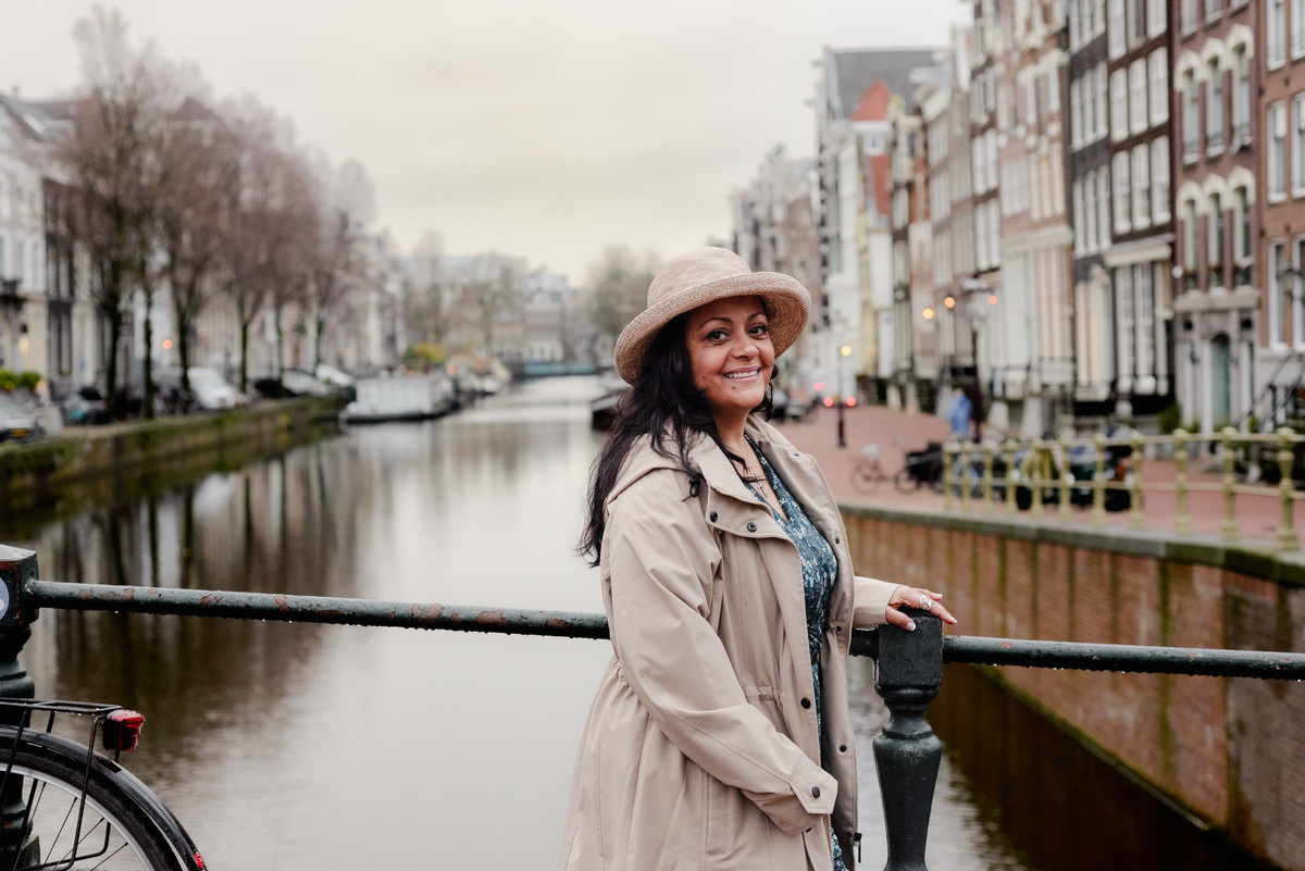 Vacation photographer in Amsterdam making a photo session of a travel agent in the canals and bridges of the city center of Amsterdam. This was a branding photo session made for Flytographer