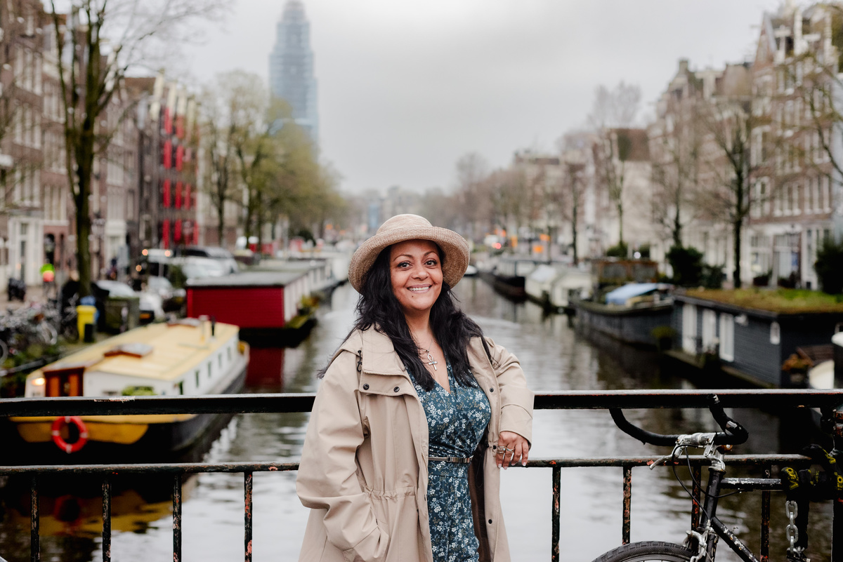 Vacation photographer in Amsterdam making a photo session of a travel agent in the canals and bridges of the city center of Amsterdam. This was a branding photo session made for Flytographer