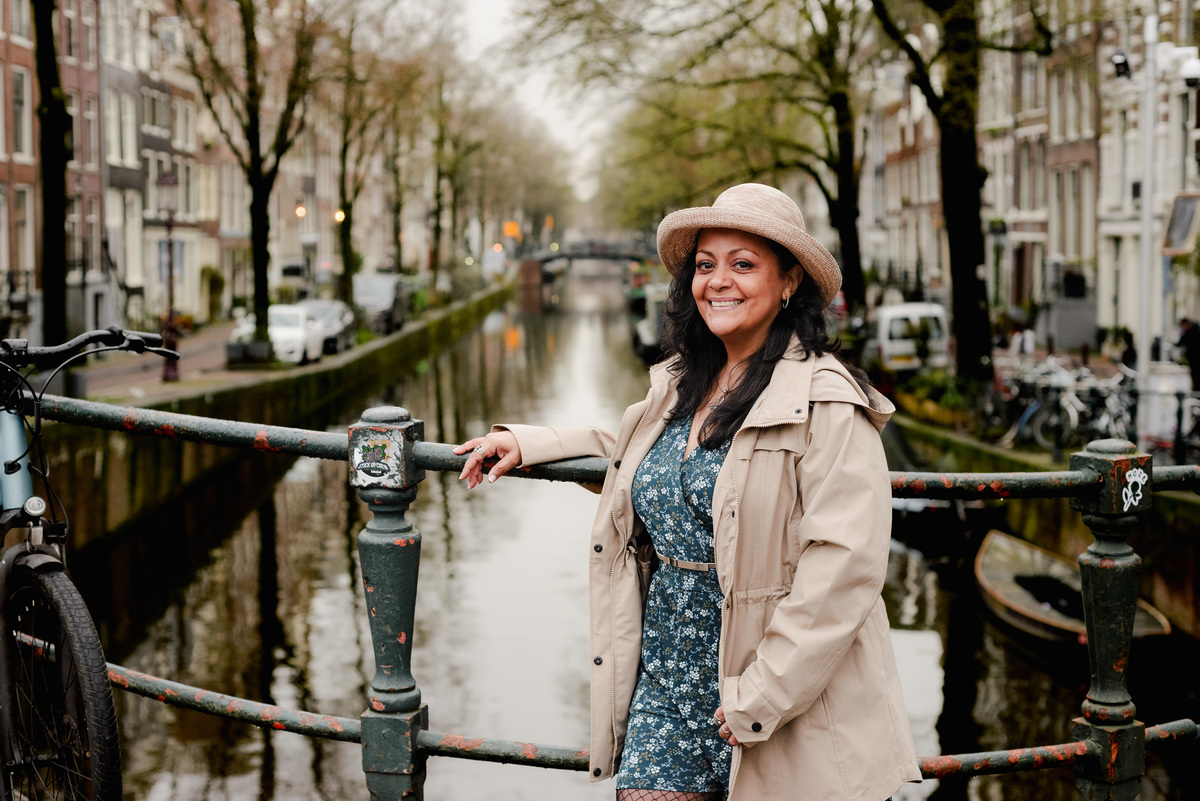 Vacation photographer in Amsterdam making a photo session of a travel agent in the canals and bridges of the city center of Amsterdam. This was a branding photo session made for Flytographer