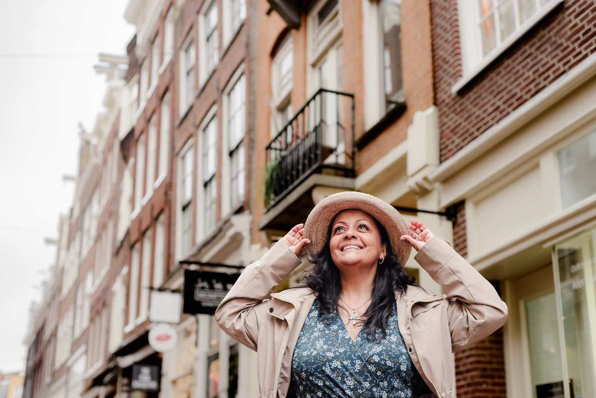 Vacation photographer in Amsterdam making a photo session of a travel agent in the canals and bridges of the city center of Amsterdam. This was a branding photo session made for Flytographer