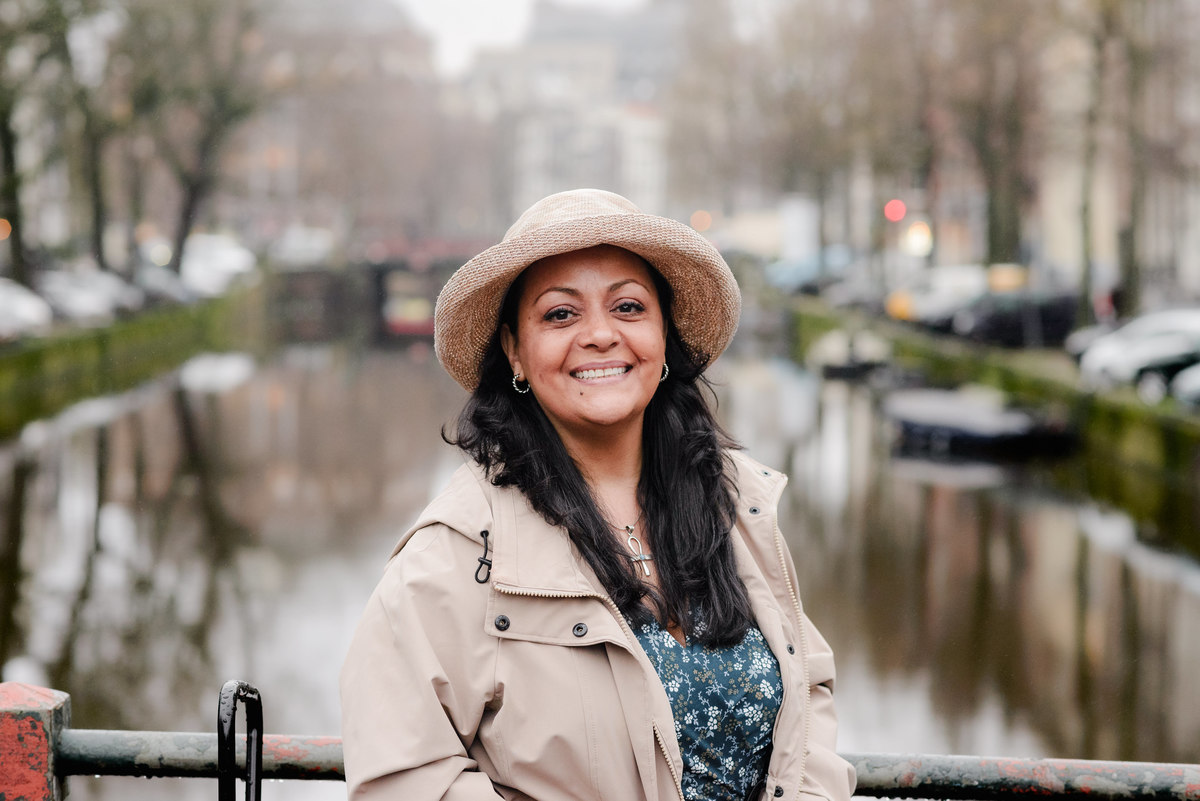 Vacation photographer in Amsterdam making a photo session of a travel agent in the canals and bridges of the city center of Amsterdam. This was a branding photo session made for Flytographer