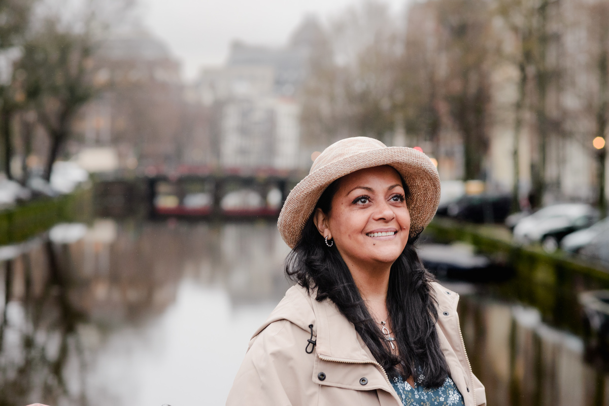 Vacation photographer in Amsterdam making a photo session of a travel agent in the canals and bridges of the city center of Amsterdam. This was a branding photo session made for Flytographer