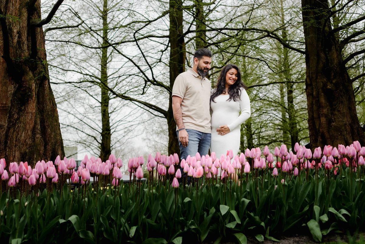 Capture stunning photos at busy Keukenhof Gardens with your Amsterdam vacation photographer and local expert. Book your April session for beautiful tulip garden photos. Babymoon in Amsterdam photographer.