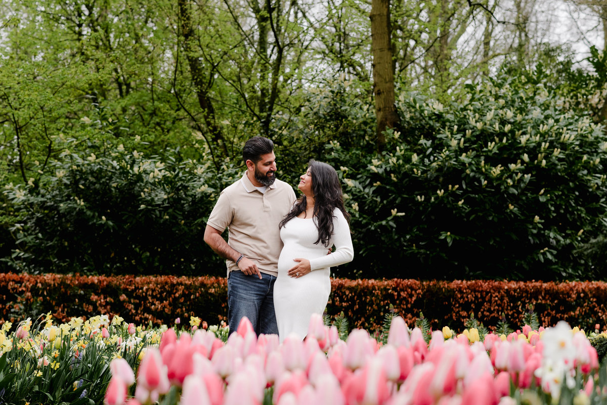 Capture stunning photos at busy Keukenhof Gardens with your Amsterdam vacation photographer and local expert. Book your April session for beautiful tulip garden photos.  Babymoon in Amsterdam photographer.