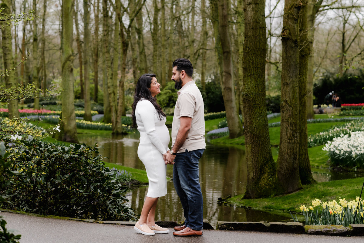 Capture stunning photos at busy Keukenhof Gardens with your Amsterdam vacation photographer and local expert. Book your April session for beautiful tulip garden photos.  Babymoon in Amsterdam photographer.