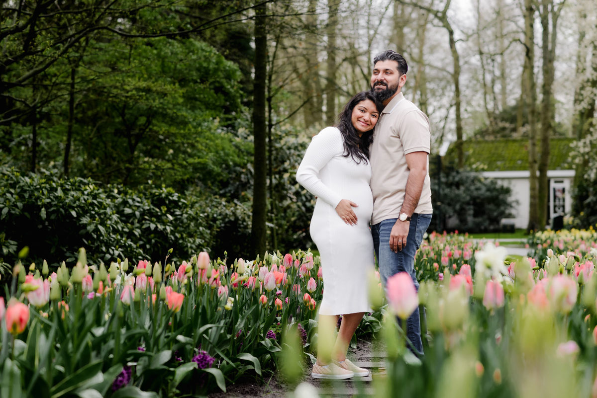 Capture stunning photos at busy Keukenhof Gardens with your Amsterdam vacation photographer and local expert. Book your April session for beautiful tulip garden photos.  Babymoon in Amsterdam photographer.
