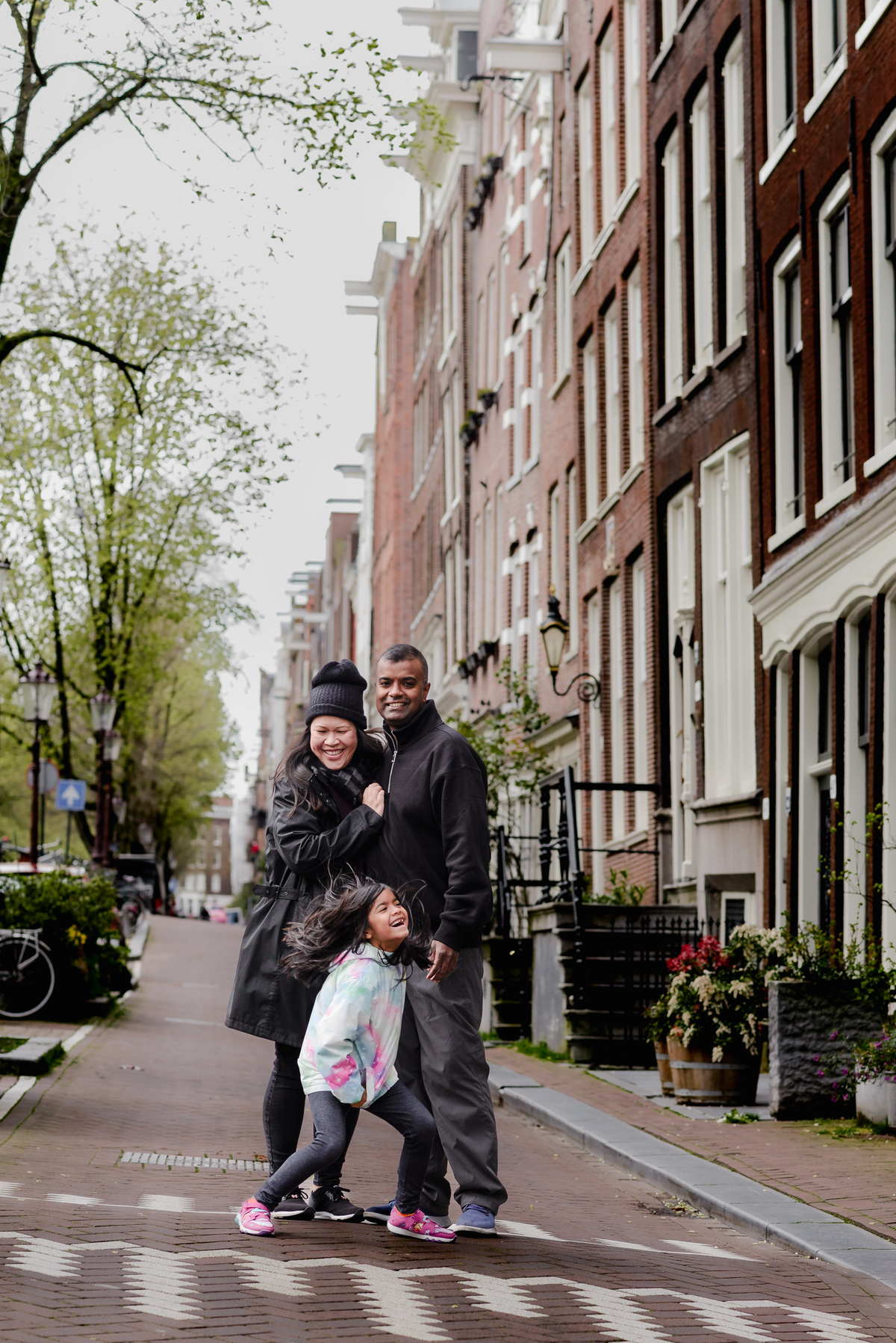Exploring the Jordaan district. Our 30-minute photo session highlighted its distinctive architecture and captured a family's joyful moments. Experience the beauty and history of Amsterdam through our guided photo walks
