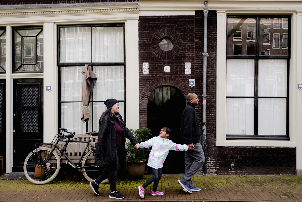 Exploring the Jordaan district. Our 30-minute photo session highlighted its distinctive architecture and captured a family's joyful moments. Experience the beauty and history of Amsterdam through our guided photo walks