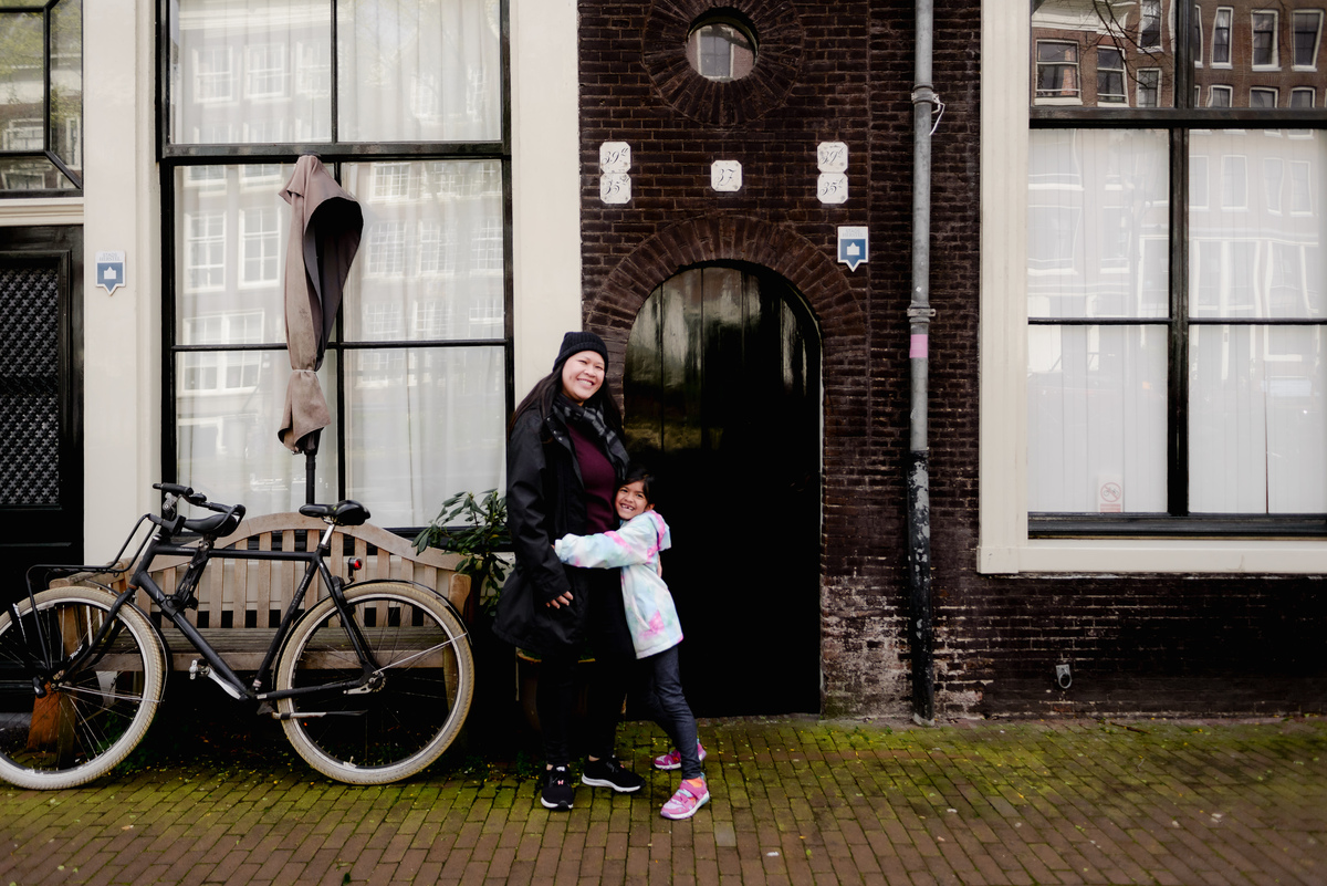Exploring the Jordaan district. Our 30-minute photo session highlighted its distinctive architecture and captured a family's joyful moments. Experience the beauty and history of Amsterdam through our guided photo walks