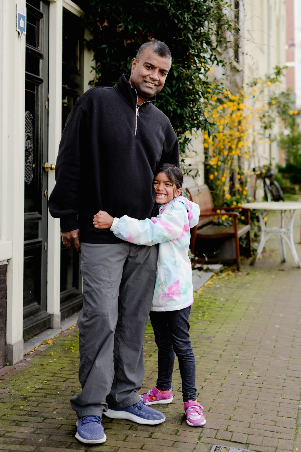 Exploring the Jordaan district. Our 30-minute photo session highlighted its distinctive architecture and captured a family's joyful moments. Experience the beauty and history of Amsterdam through our guided photo walks