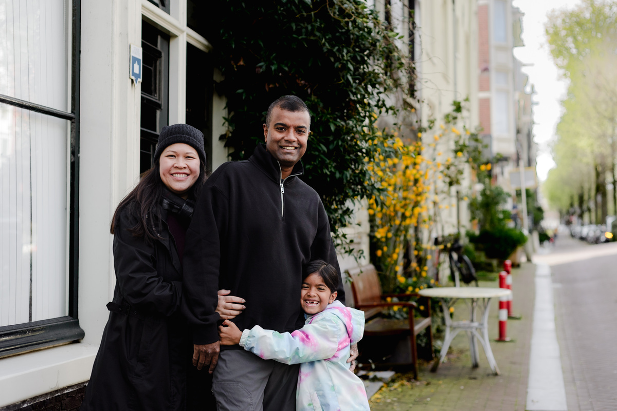 Exploring the Jordaan district. Our 30-minute photo session highlighted its distinctive architecture and captured a family's joyful moments. Experience the beauty and history of Amsterdam through our guided photo walks