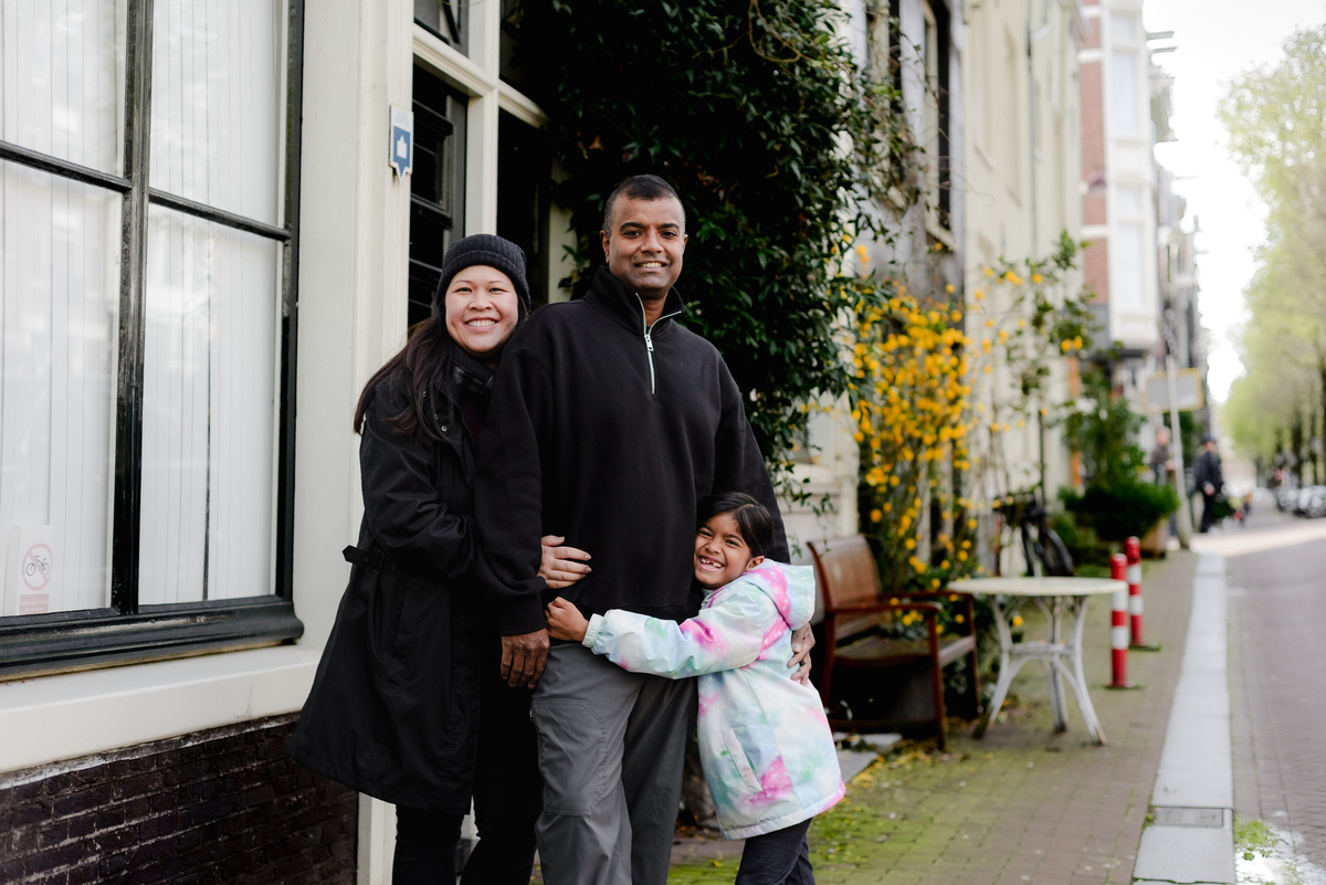 Exploring the Jordaan district. Our 30-minute photo session highlighted its distinctive architecture and captured a family's joyful moments. Experience the beauty and history of Amsterdam through our guided photo walks