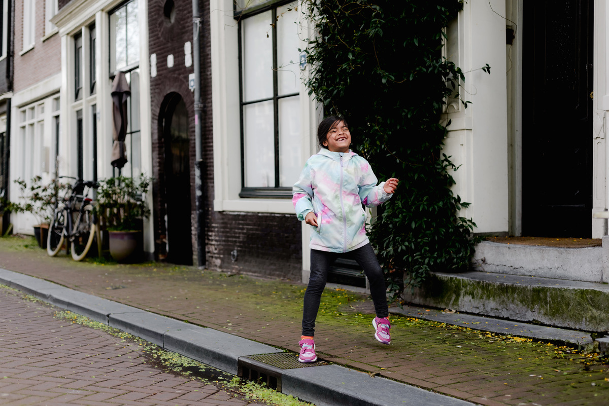 Exploring the Jordaan district. Our 30-minute photo session highlighted its distinctive architecture and captured a family's joyful moments. Experience the beauty and history of Amsterdam through our guided photo walks