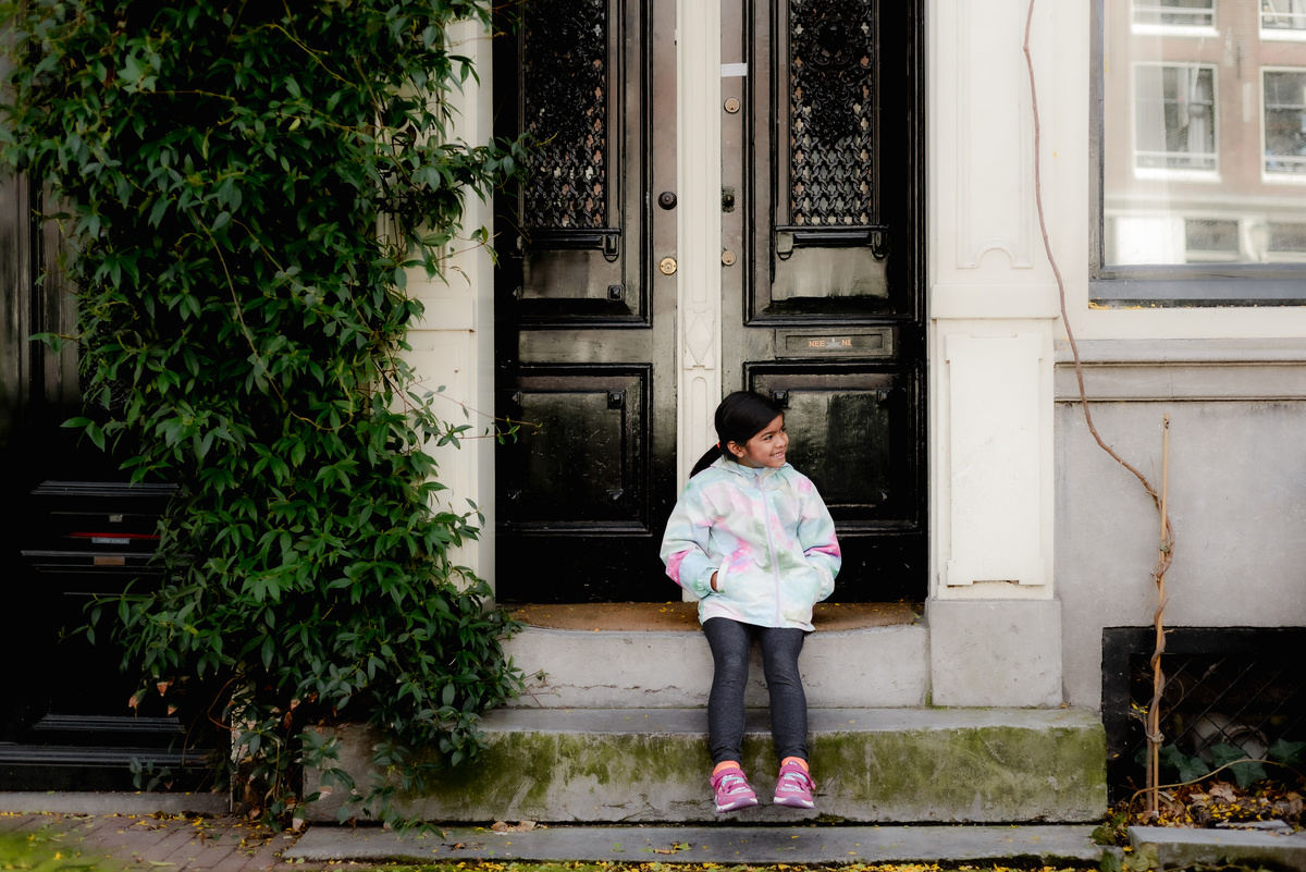 Exploring the Jordaan district. Our 30-minute photo session highlighted its distinctive architecture and captured a family's joyful moments. Experience the beauty and history of Amsterdam through our guided photo walks