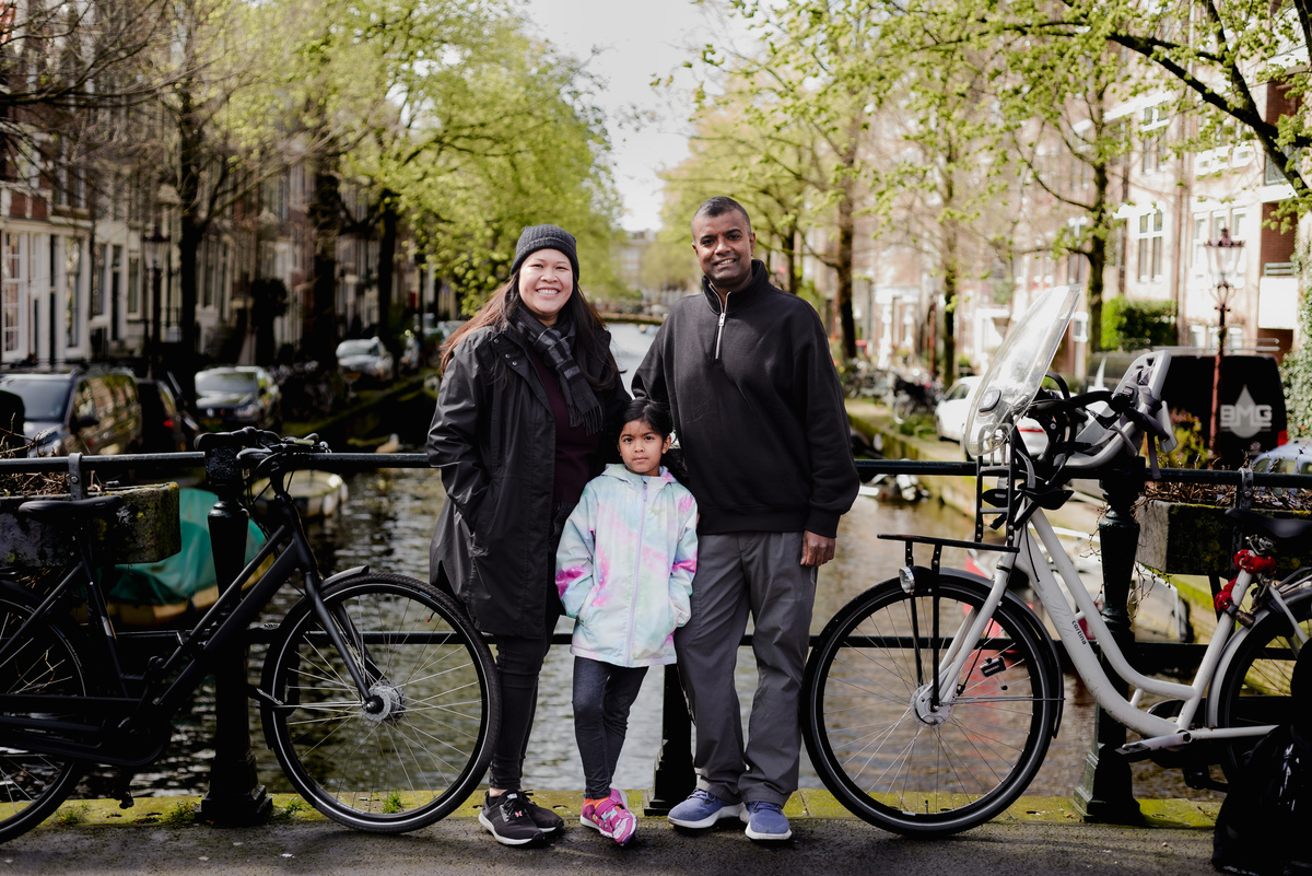 Exploring the Jordaan district. Our 30-minute photo session highlighted its distinctive architecture and captured a family's joyful moments. Experience the beauty and history of Amsterdam through our guided photo walks