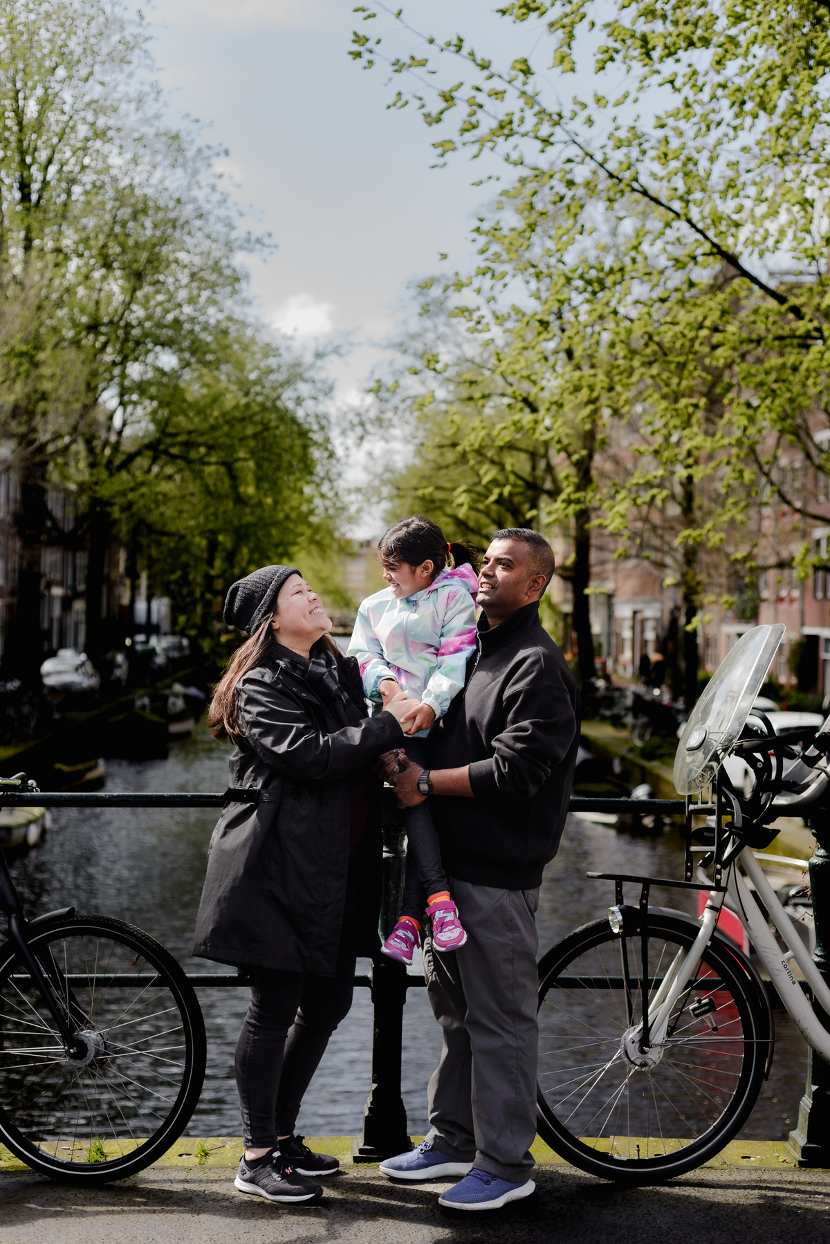 Exploring the Jordaan district. Our 30-minute photo session highlighted its distinctive architecture and captured a family's joyful moments. Experience the beauty and history of Amsterdam through our guided photo walks