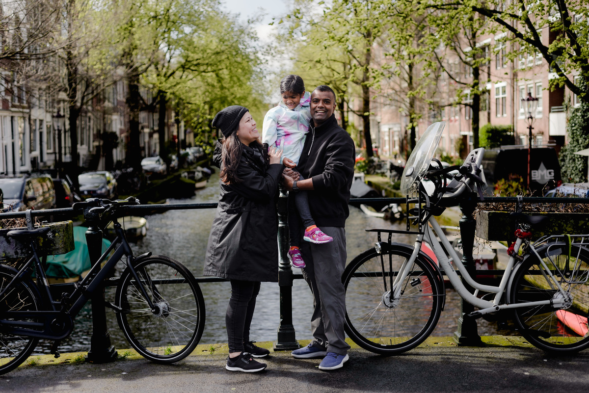 Exploring the Jordaan district. Our 30-minute photo session highlighted its distinctive architecture and captured a family's joyful moments. Experience the beauty and history of Amsterdam through our guided photo walks