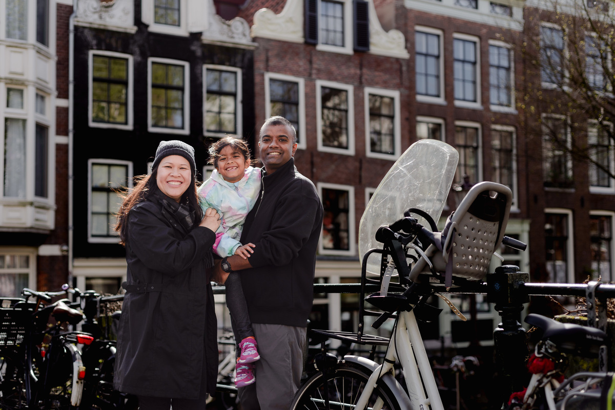 Exploring the Jordaan district. Our 30-minute photo session highlighted its distinctive architecture and captured a family's joyful moments. Experience the beauty and history of Amsterdam through our guided photo walks