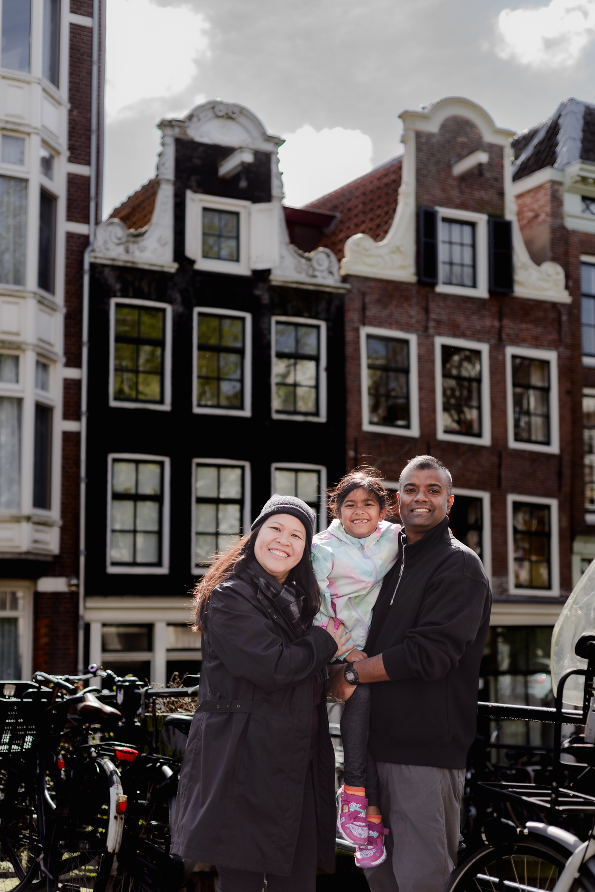 Exploring the Jordaan district. Our 30-minute photo session highlighted its distinctive architecture and captured a family's joyful moments. Experience the beauty and history of Amsterdam through our guided photo walks