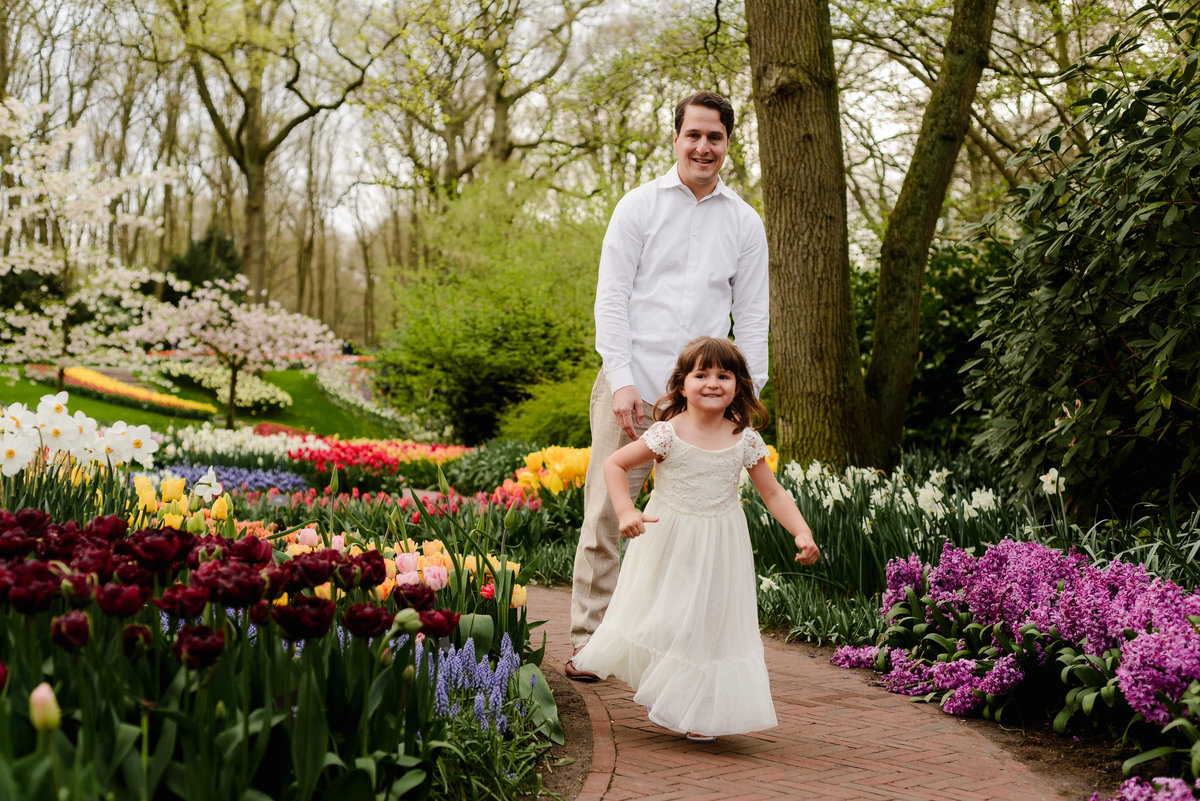 Maternity photo session at Keukenhof Gardens on a Sunday afternoon in April. Vacation photographer and local expert capturing stunning moments in tulip fields near Amsterdam, Netherlands