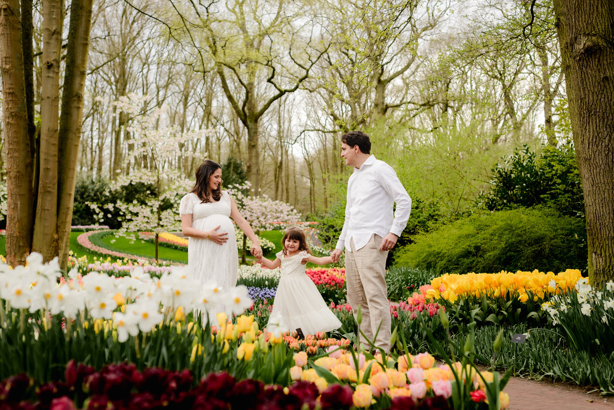 Maternity photo session at Keukenhof Gardens on a Sunday afternoon in April. Vacation photographer and local expert capturing stunning moments in tulip fields near Amsterdam, Netherlands