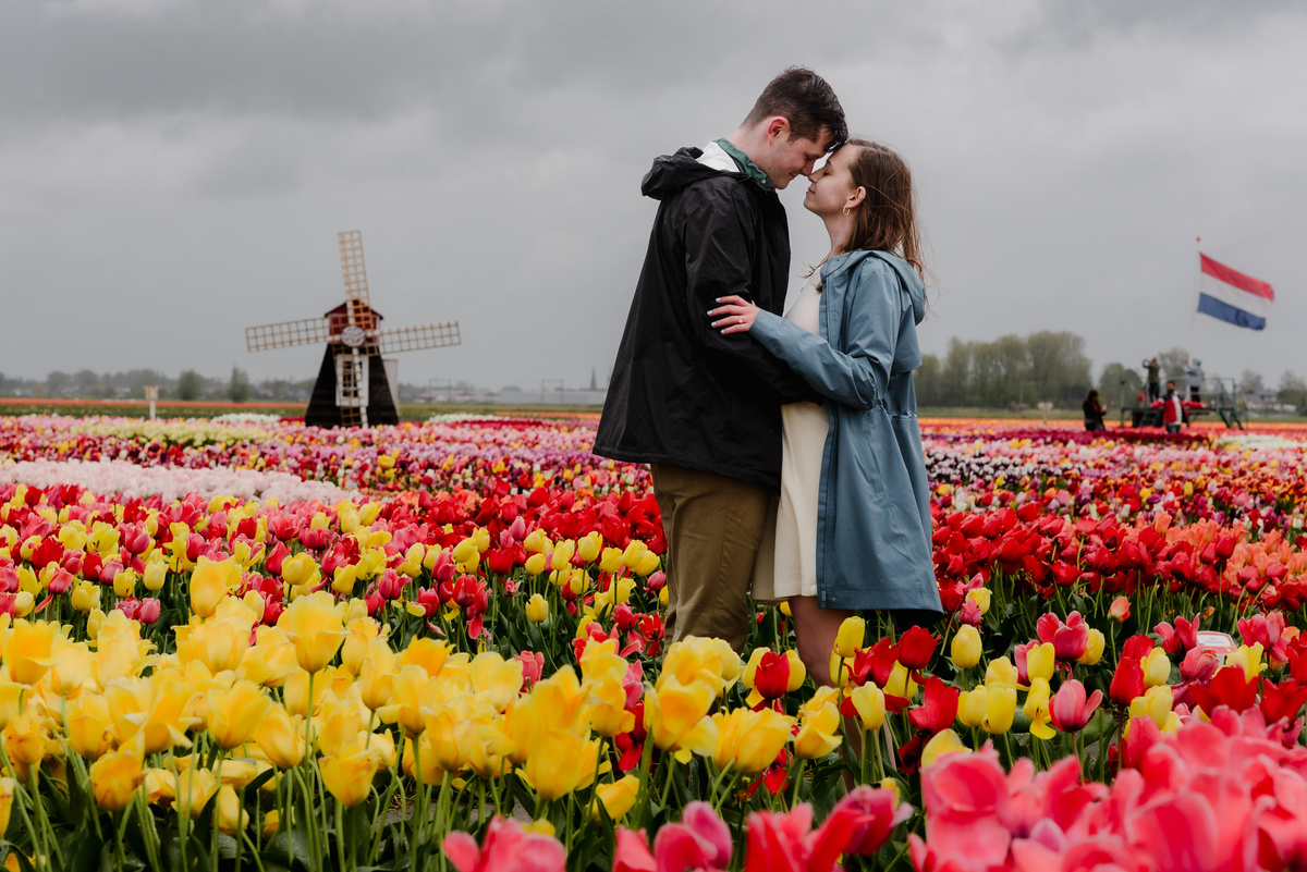 A Rainy Day Proposal at Tulip Experience Amsterdam: Capturing Love in Every Weather