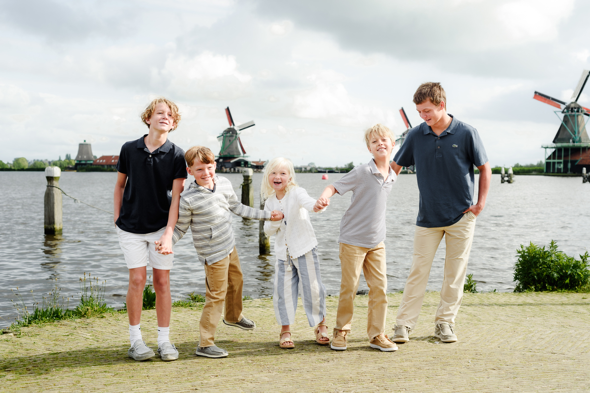 kids in front of Dutch windmills family photo session in Amsterdam countryside