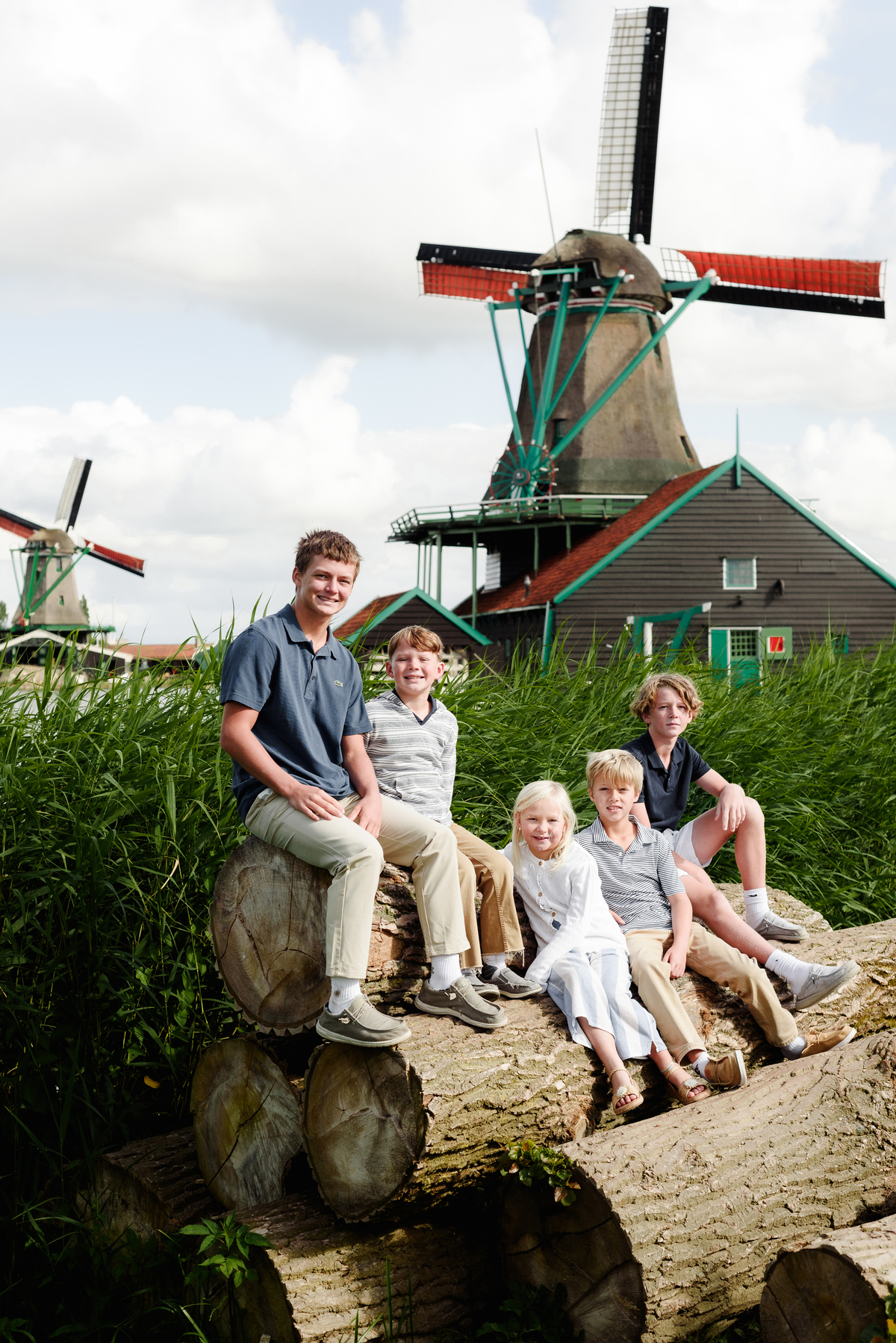 kids in front of Dutch windmills photo session in Amsterdam countryside