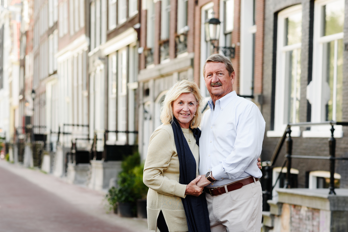 ouple embracing lovingly on a quiet Amsterdam street.