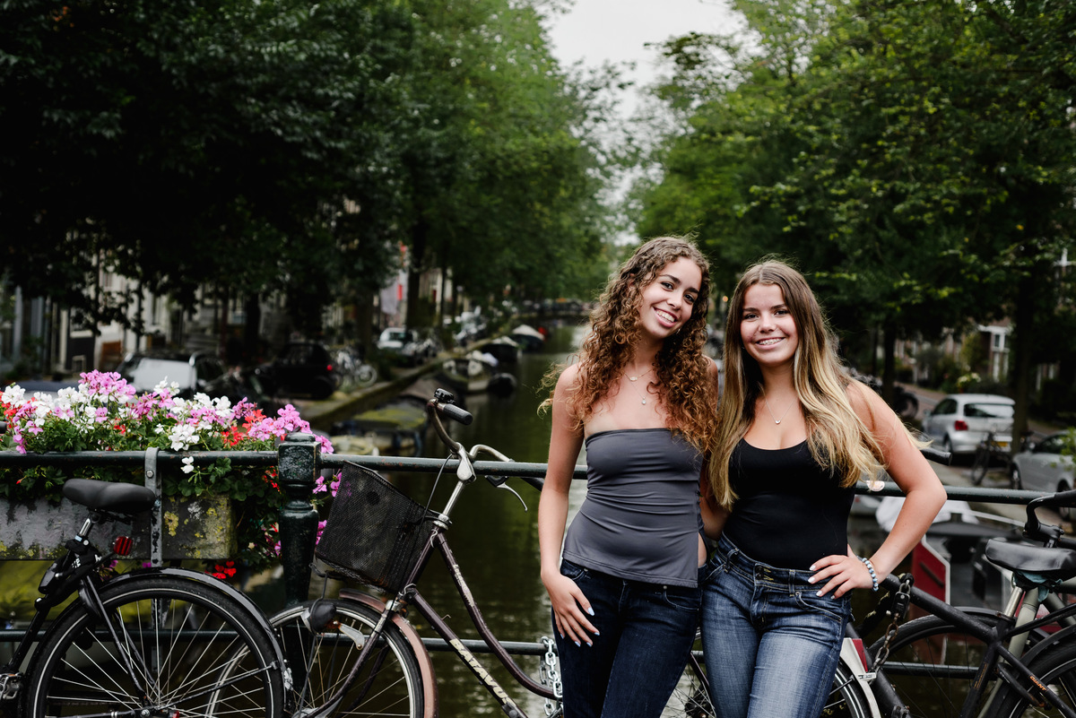 family photo session the the amsterdam canals in the Jordaan district, most famous. Family celebrating a wedding anniversary holding a famous Amsterdam cookie