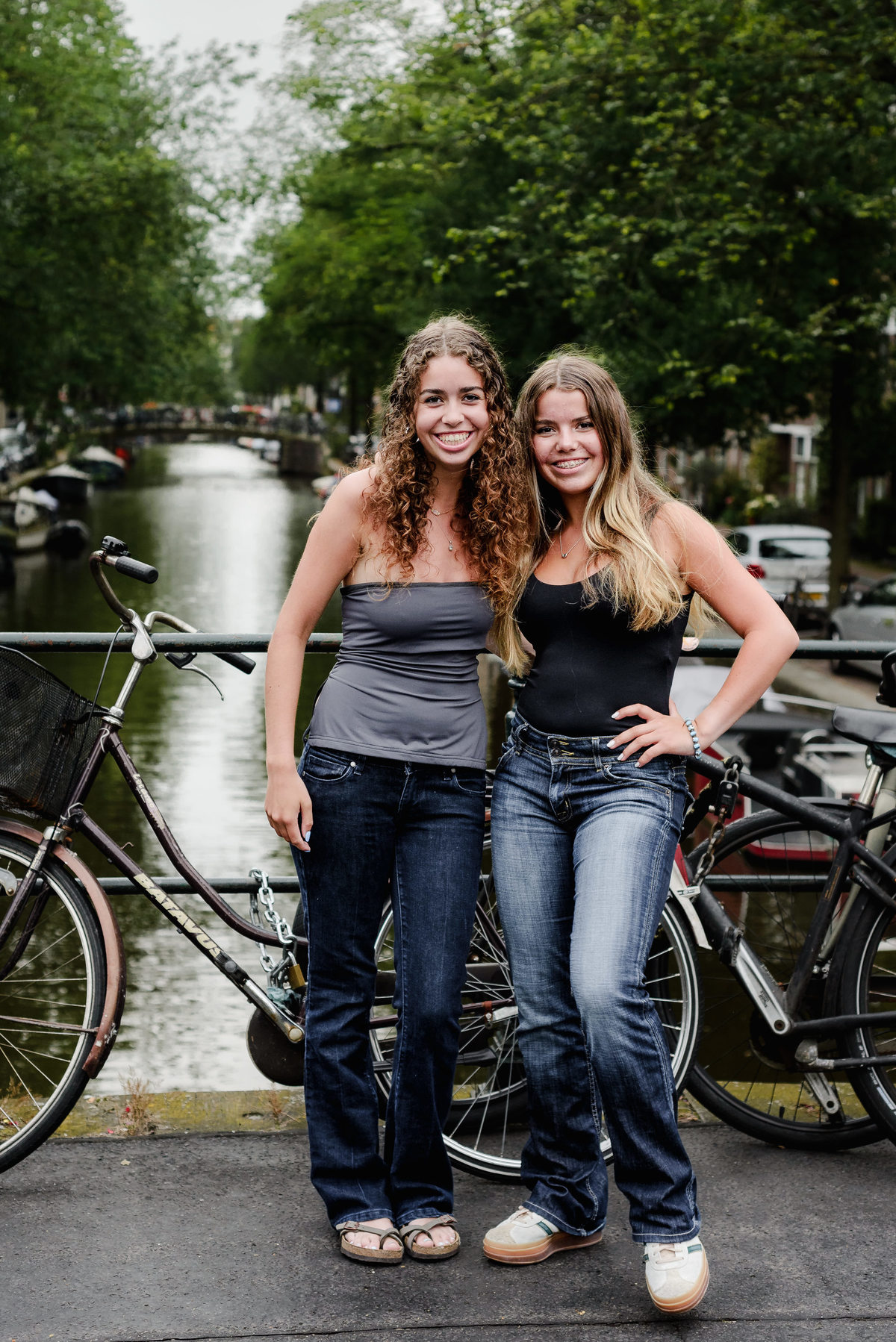 family photo session the the amsterdam canals in the Jordaan district, most famous. Family celebrating a wedding anniversary holding a famous Amsterdam cookie