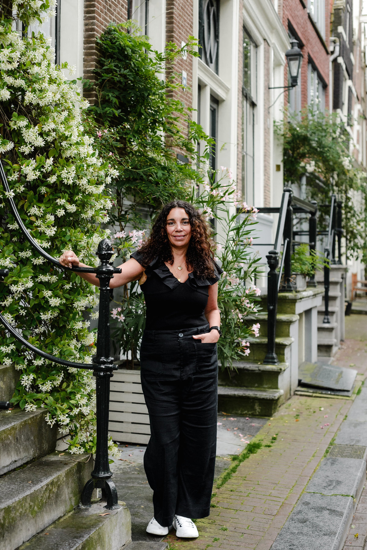 family photo session the the amsterdam canals in the Jordaan district, most famous. Family celebrating a wedding anniversary holding a famous Amsterdam cookie