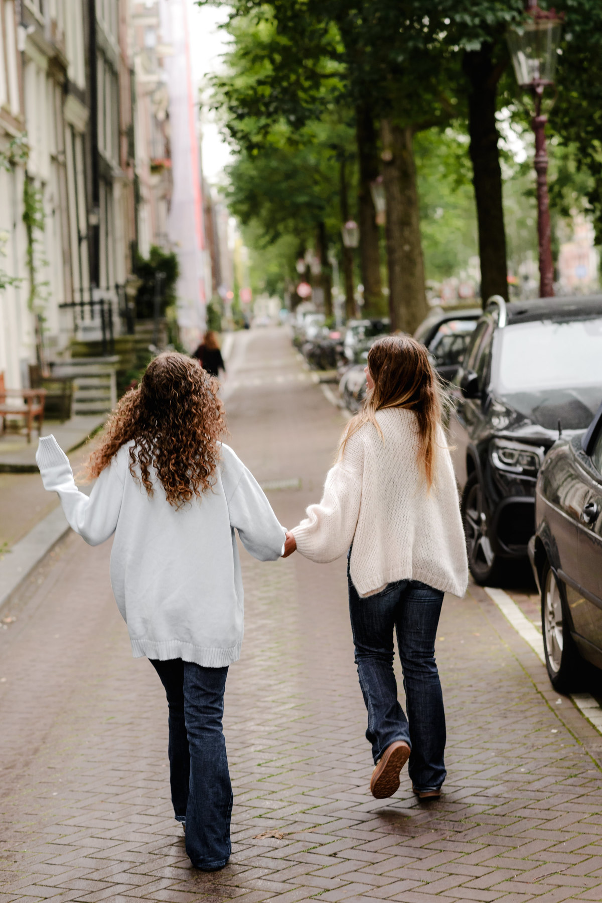 family photo session the the amsterdam canals in the Jordaan district, most famous. Family celebrating a wedding anniversary holding a famous Amsterdam cookie
