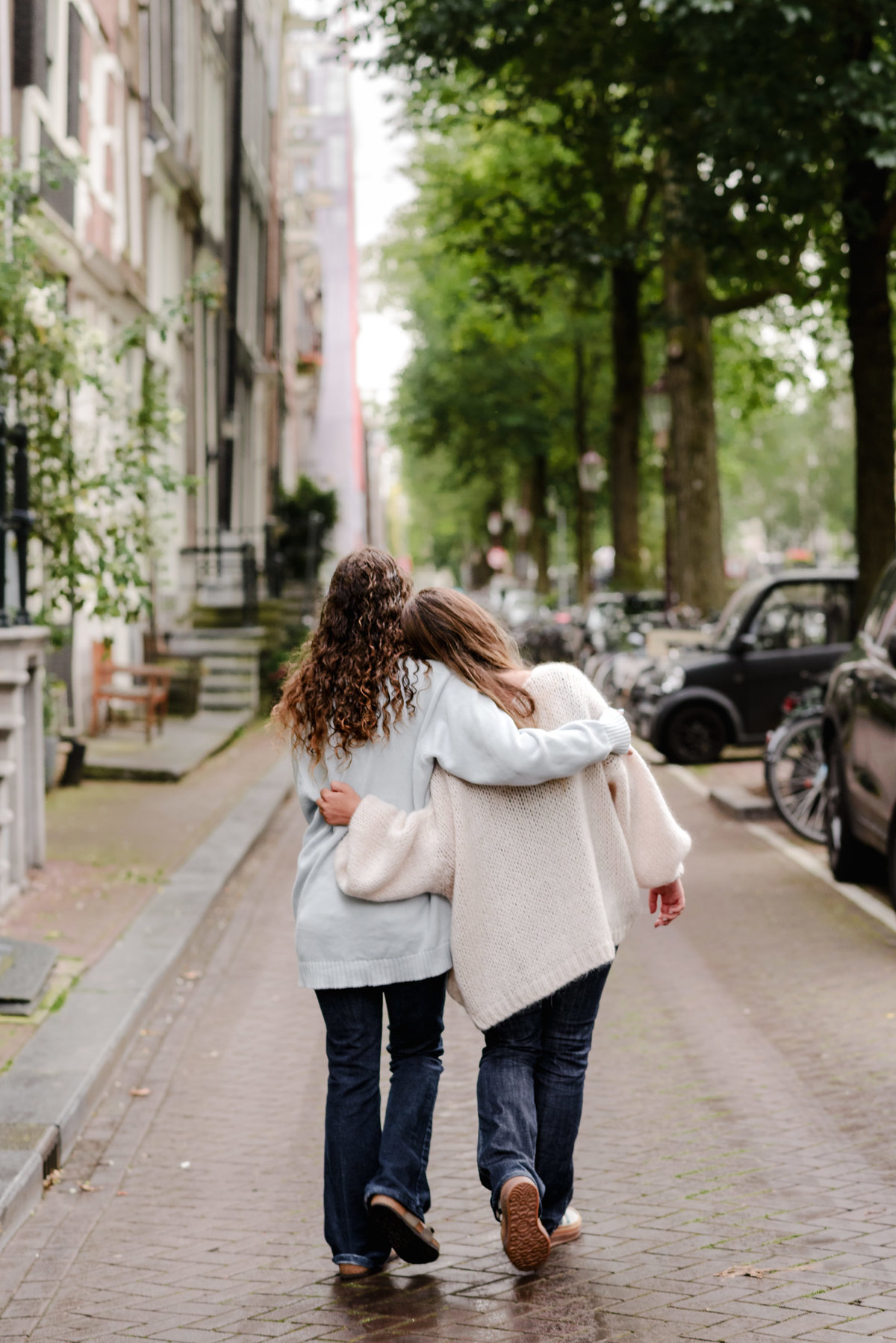 family photo session the the amsterdam canals in the Jordaan district, most famous. Family celebrating a wedding anniversary holding a famous Amsterdam cookie