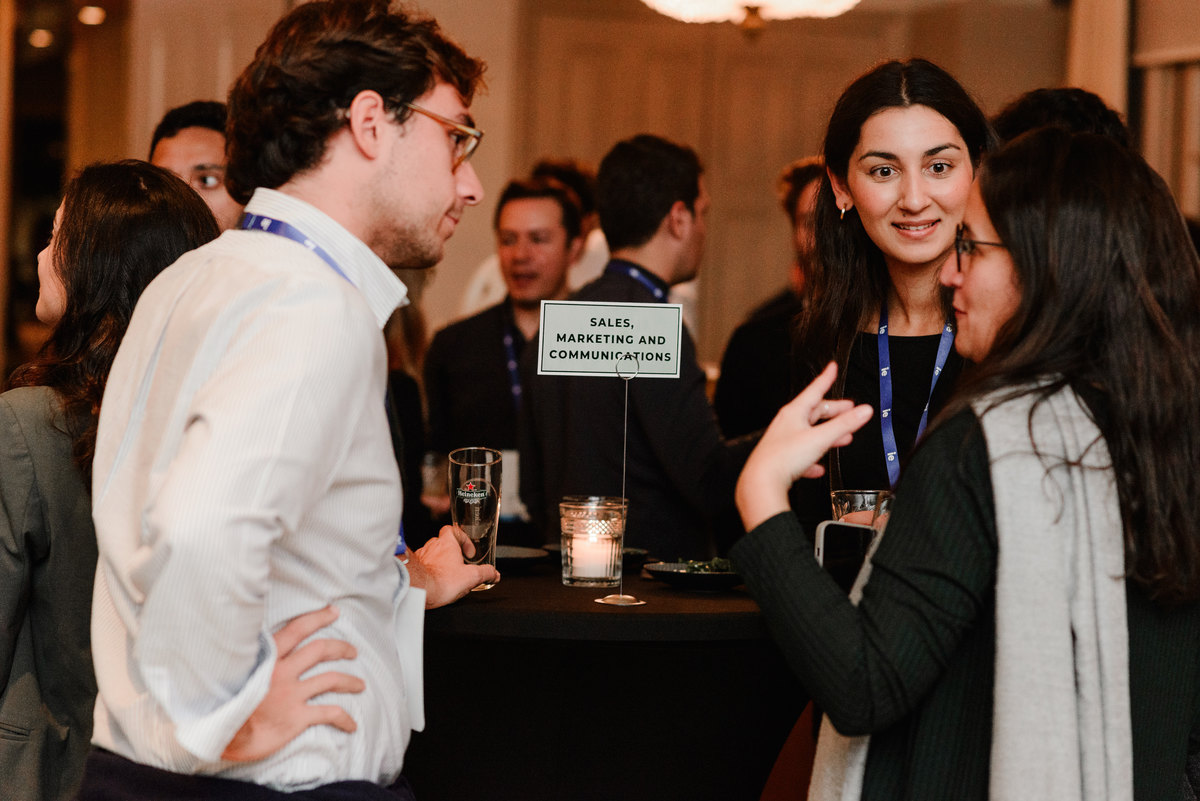 Attendees exchanging ideas during a networking round at IE University’s Amsterdam alumni event, showcasing the event’s dynamic atmosphere.