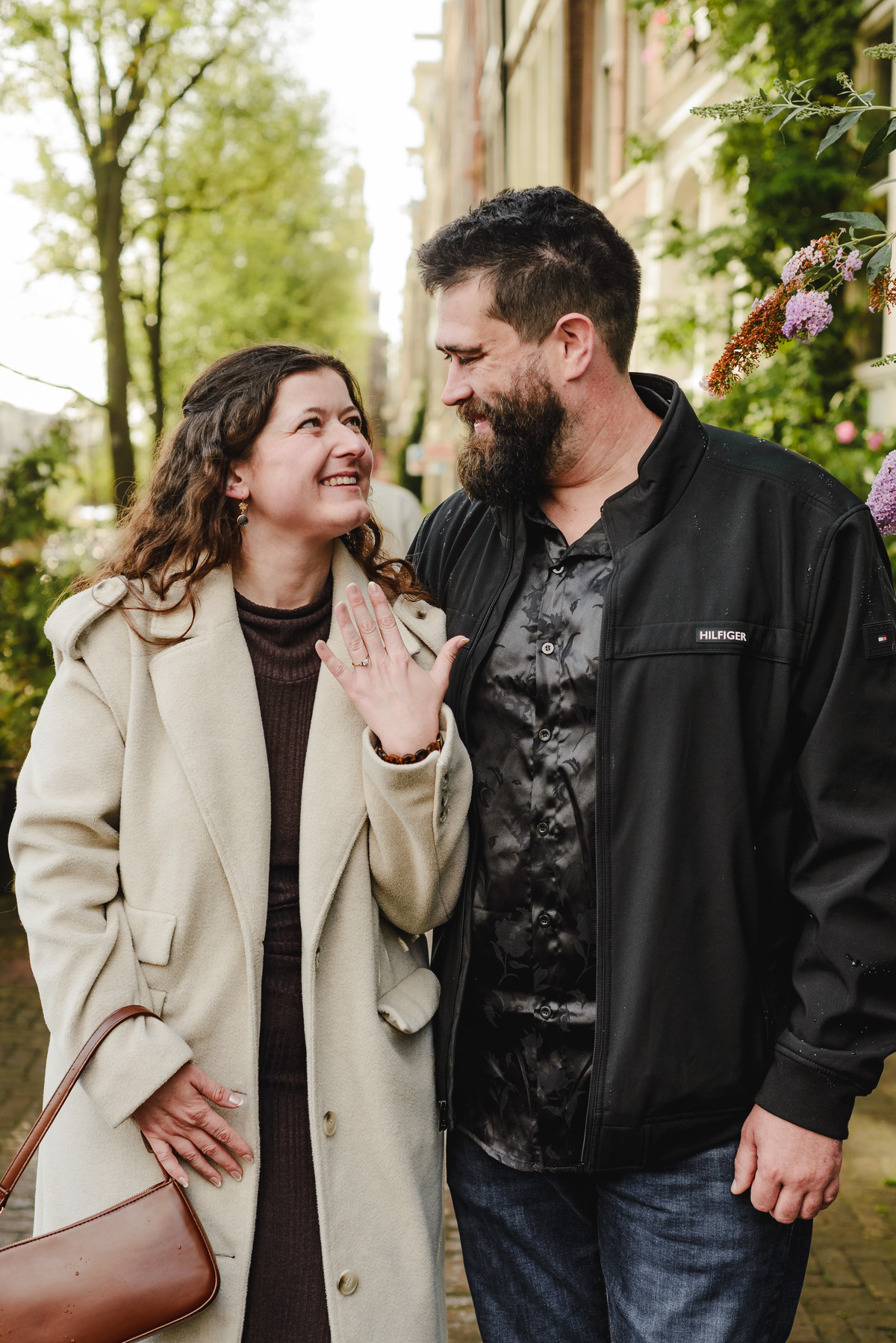 engaged couple with Amsterdam as a background