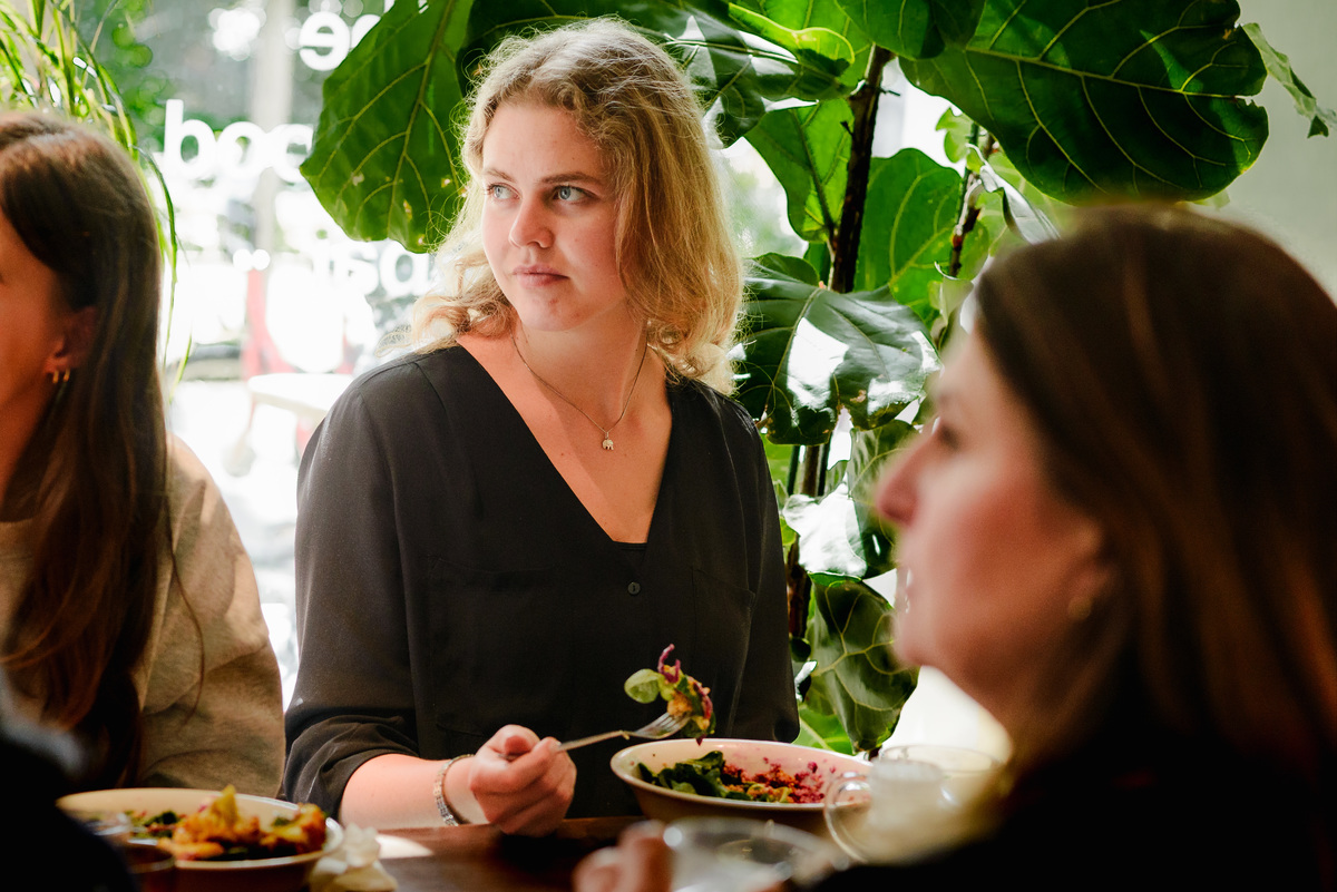 Guest enjoying lunch at a welcoming community event, photographed in an Amsterdam café.