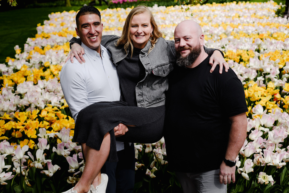Engagement photoshoot with couple surrounded by blooming tulips at Keukenhof