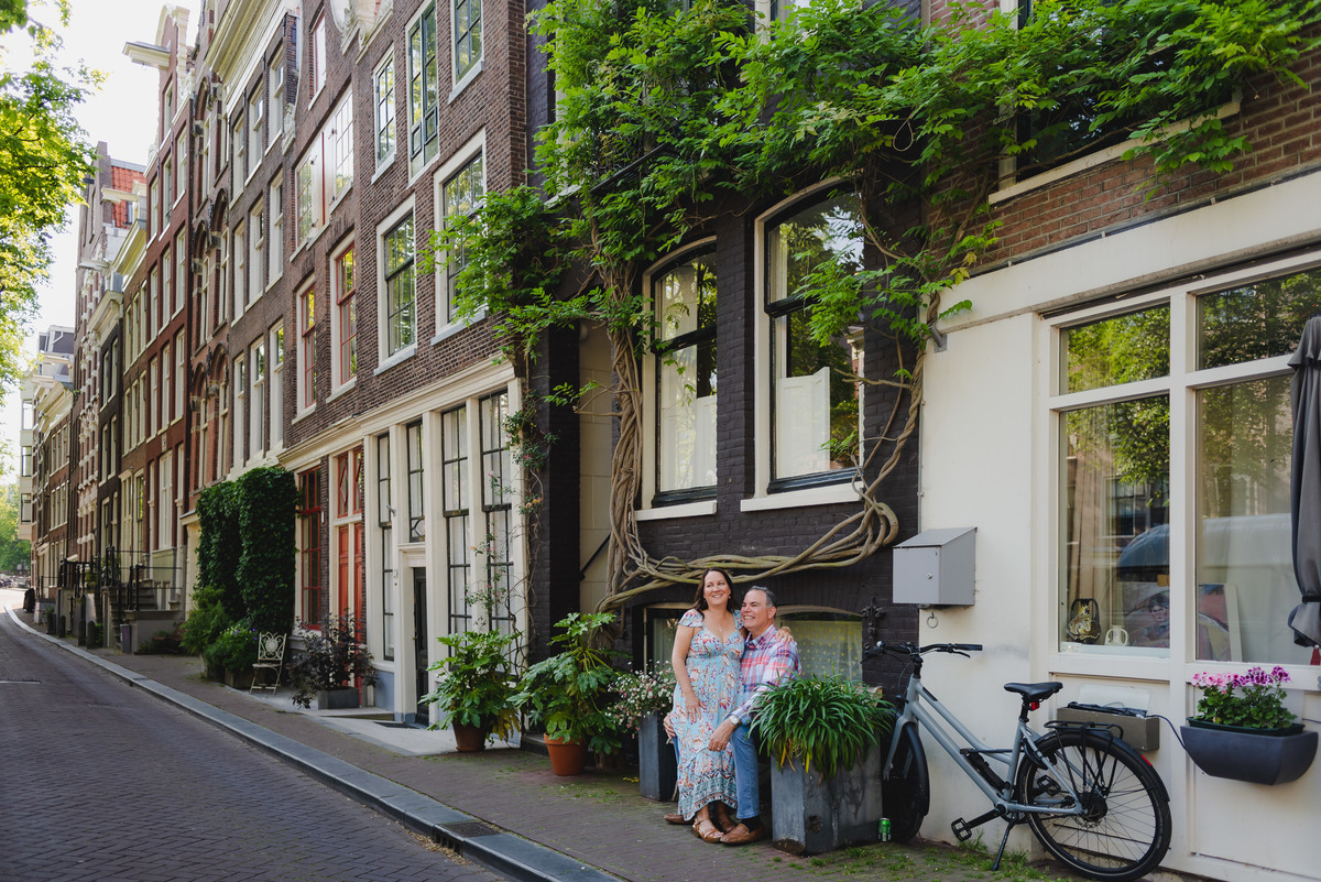 Romantic photo session with Amsterdam canal houses in background