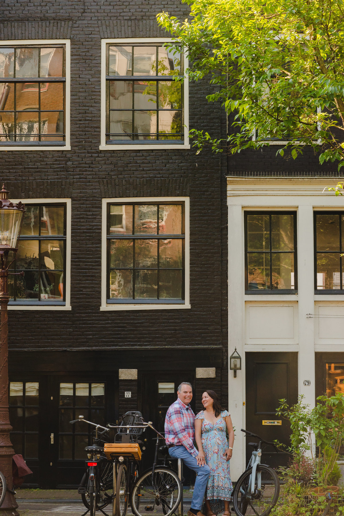 Romantic photo session with Amsterdam canal houses in background