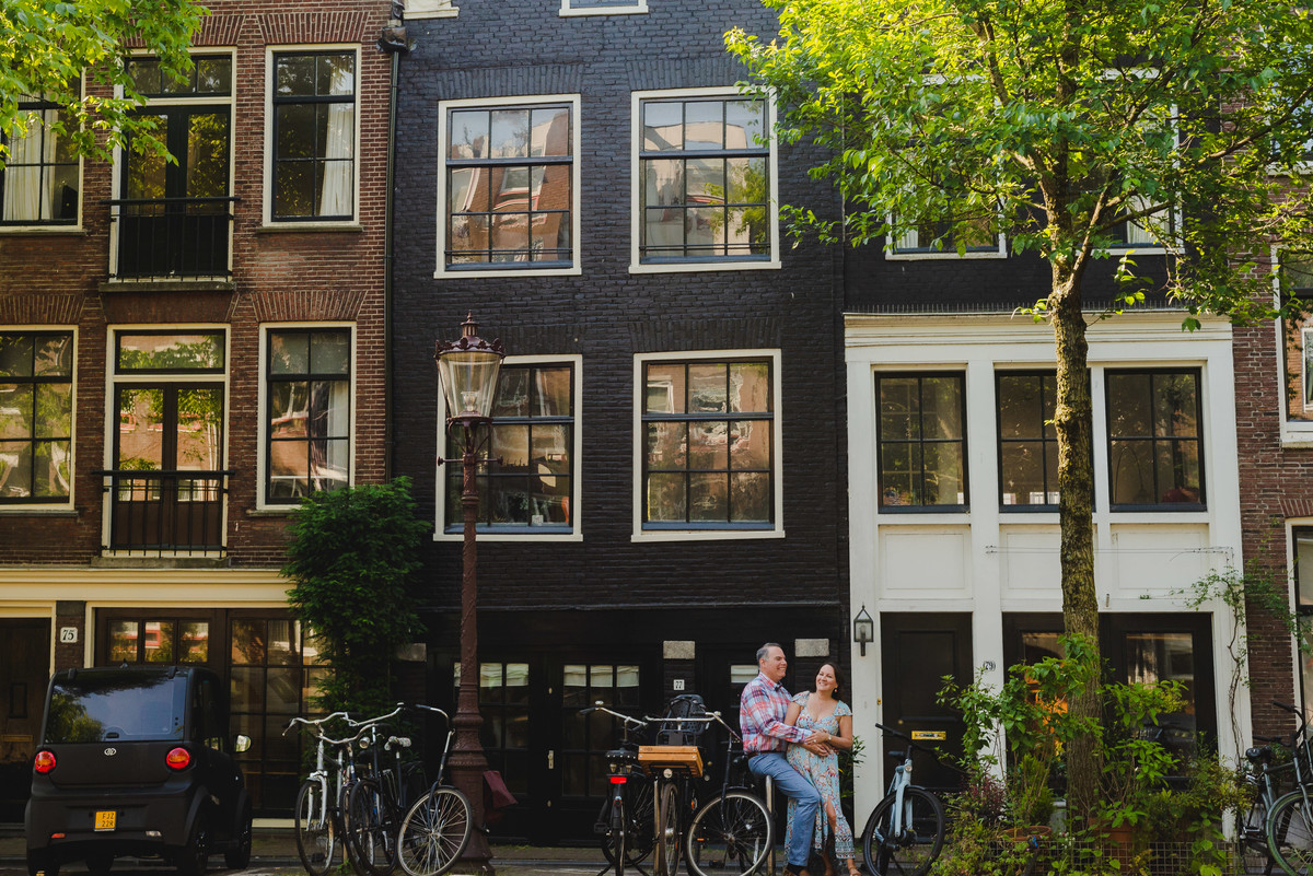 Romantic photo session with Amsterdam canal houses in background