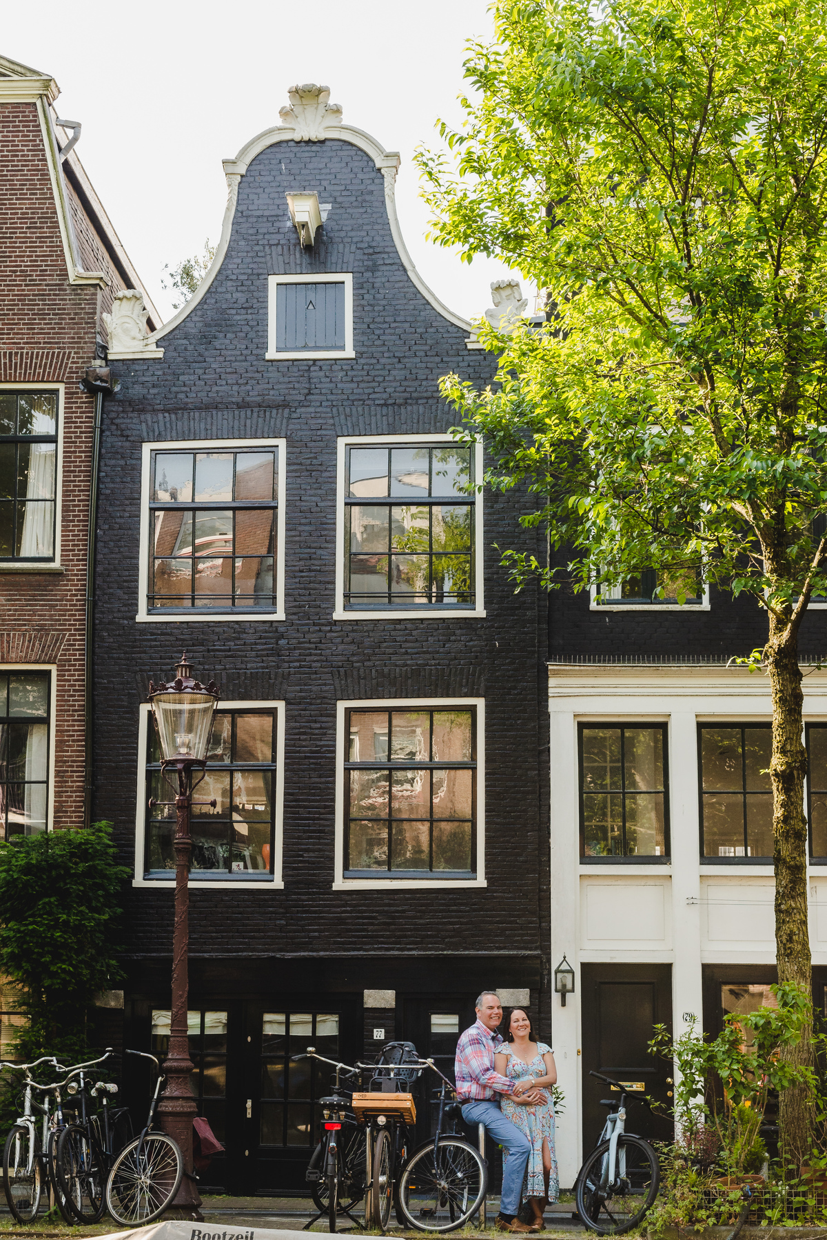 Romantic photo session with Amsterdam canal houses in background