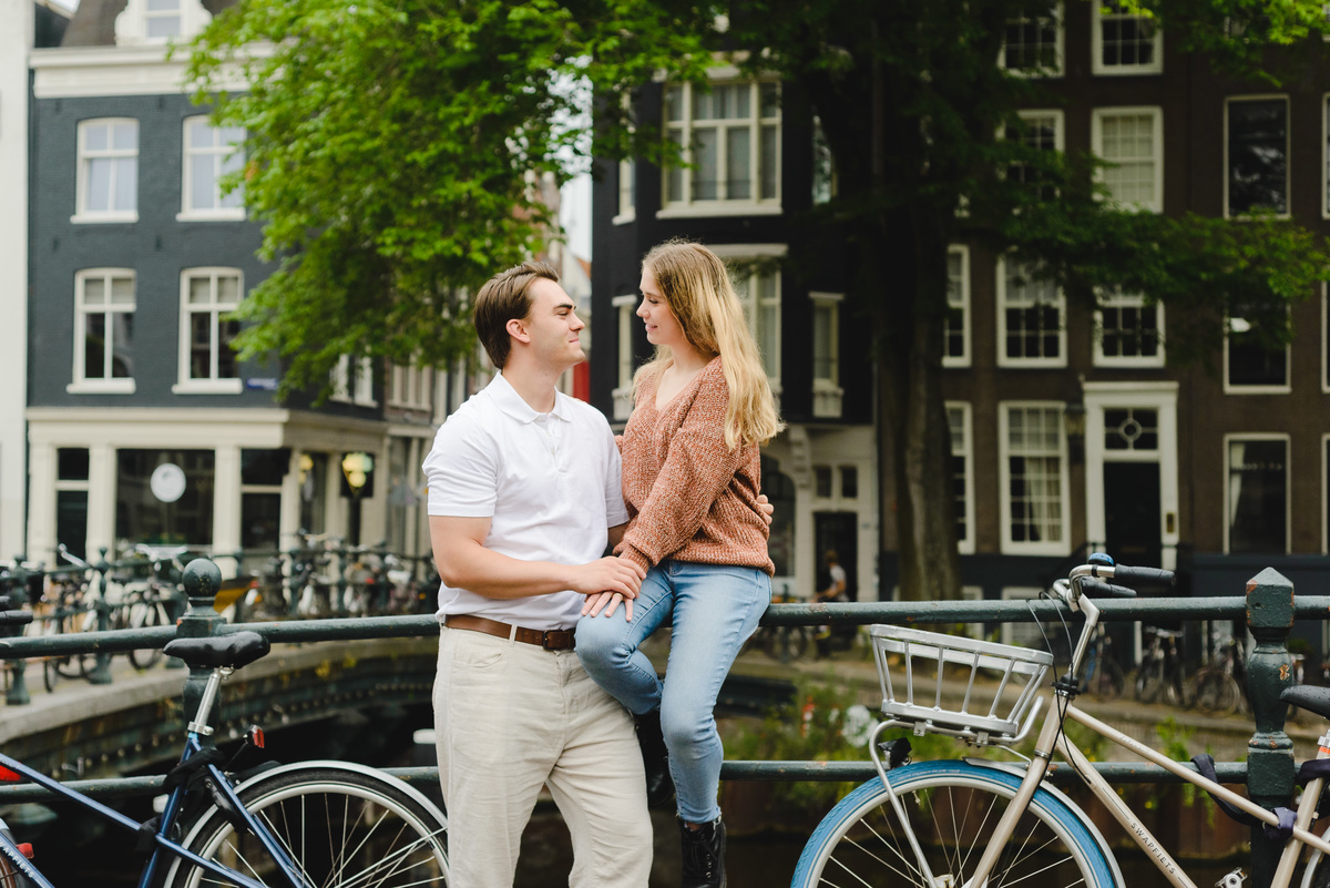Documentary style couple photo capturing a relaxed walk near Amsterdam canals.