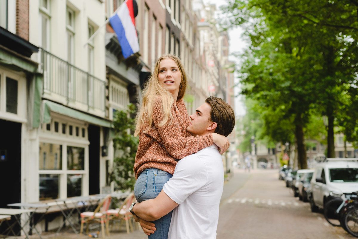 Documentary style couple photo capturing a relaxed walk near Amsterdam canals.
