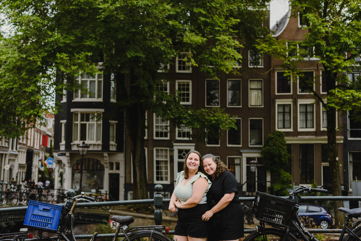 Playful same-sex couple laughing together during a relaxed Amsterdam photo shoot