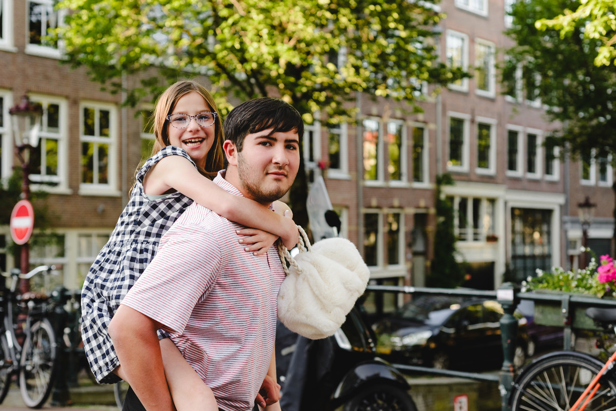 Siblings playing together during family photo session in Amsterdam